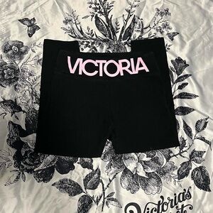 VS Victoria Sport crop leggings.
